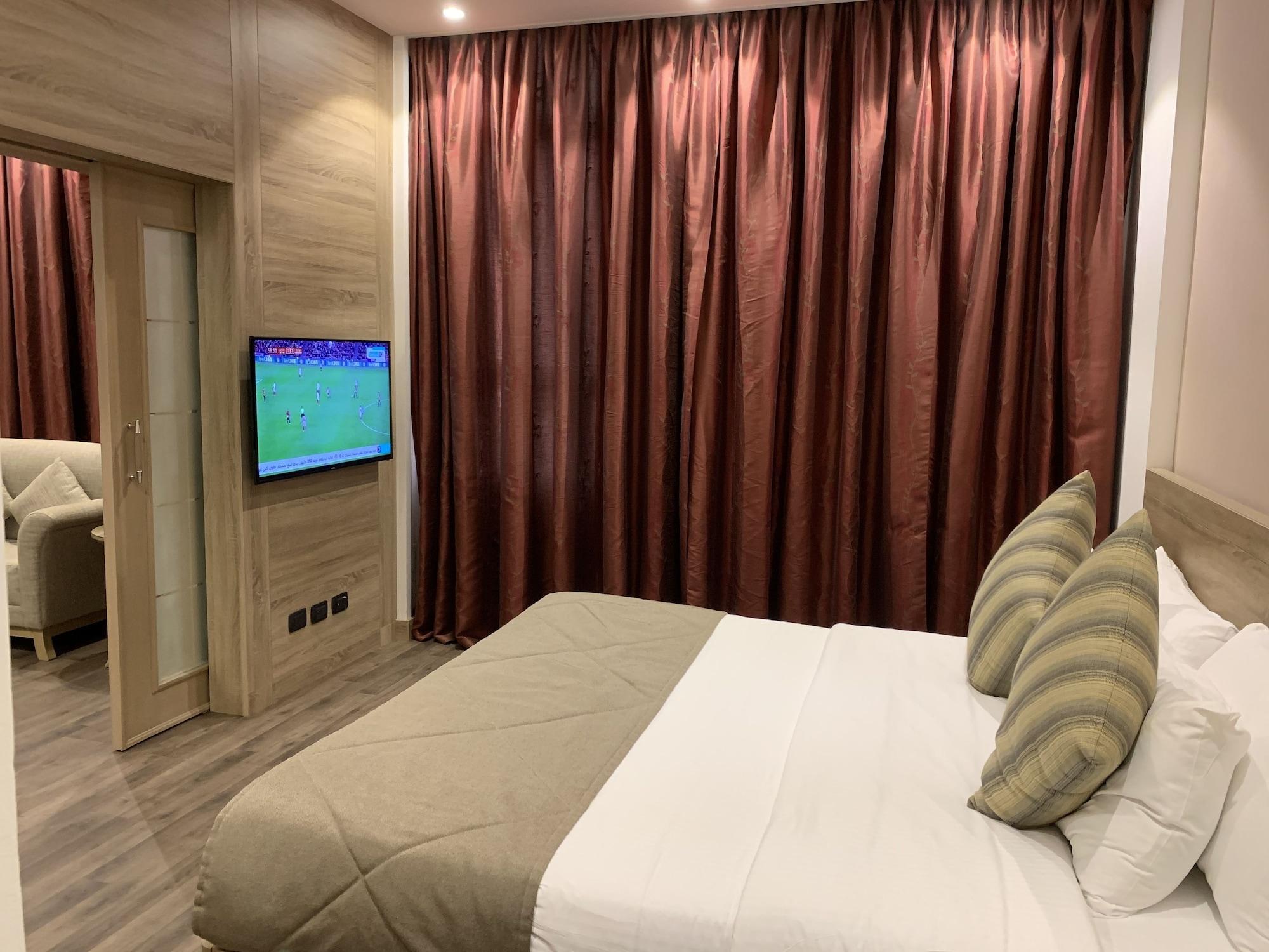 Carlton Al Moaibed Hotel Dammam Bagian luar foto A bedroom in the hotel