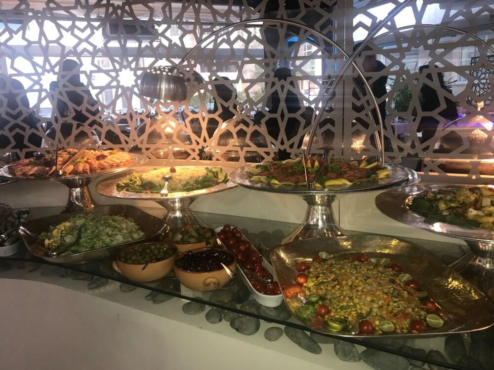 Carlton Al Moaibed Hotel Dammam Bagian luar foto A selection of meze at a restaurant in Nicosia, Cyprus