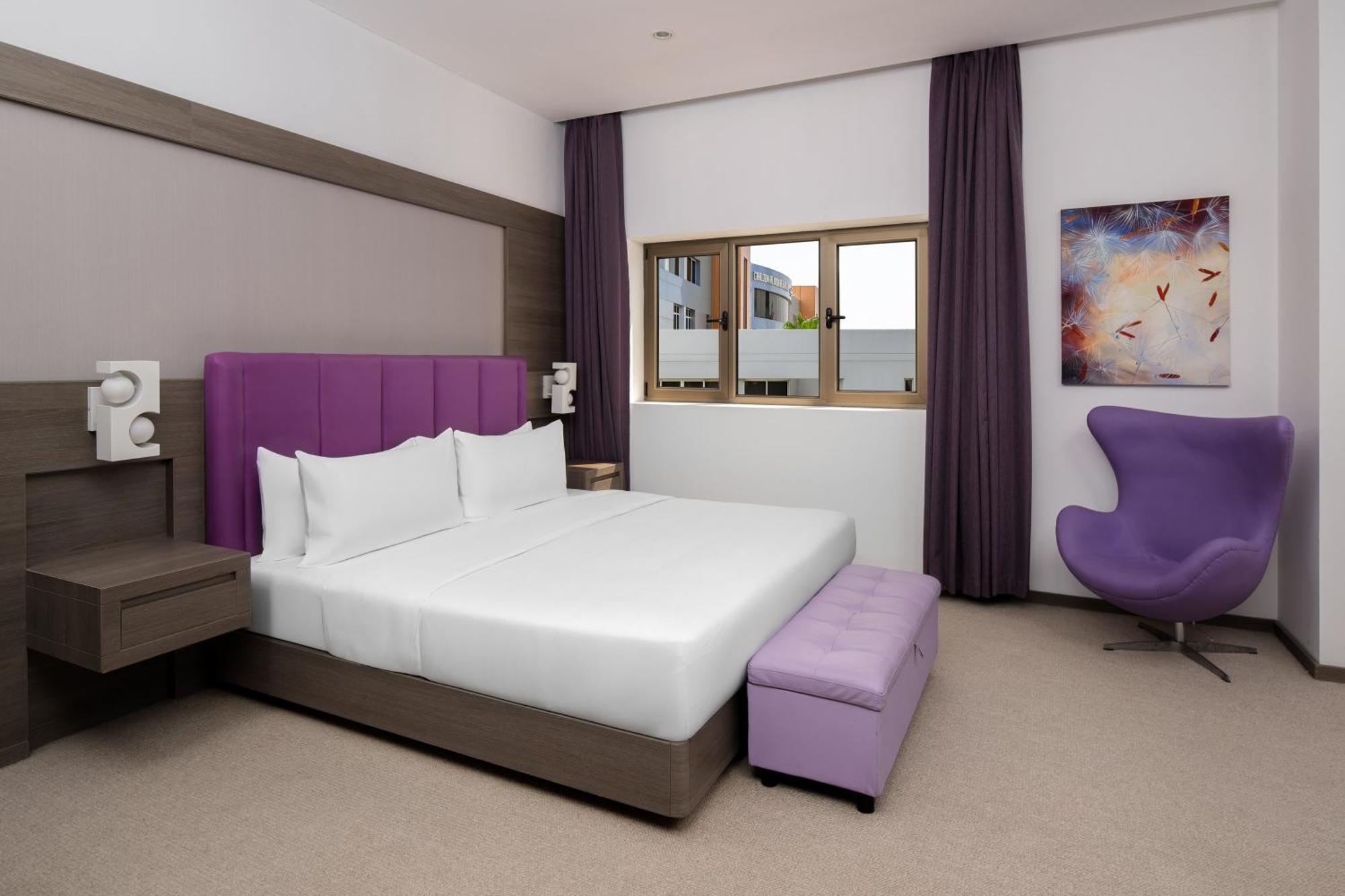 Carlton Al Moaibed Hotel Dammam Bagian luar foto A bedroom at the hotel