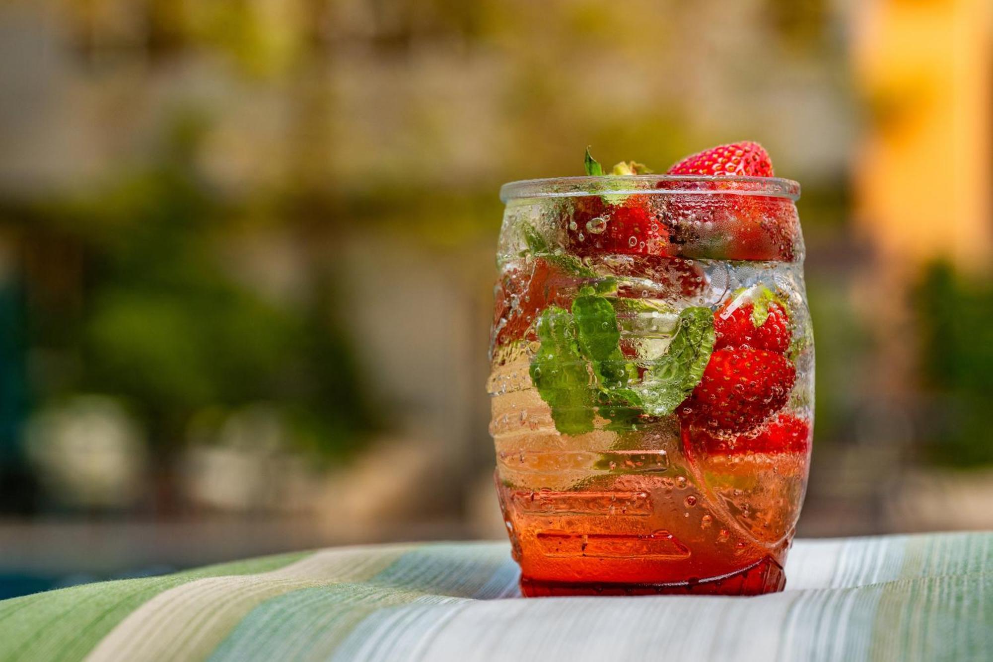 Carlton Al Moaibed Hotel Dammam Bagian luar foto A strawberry and mint caipirinha