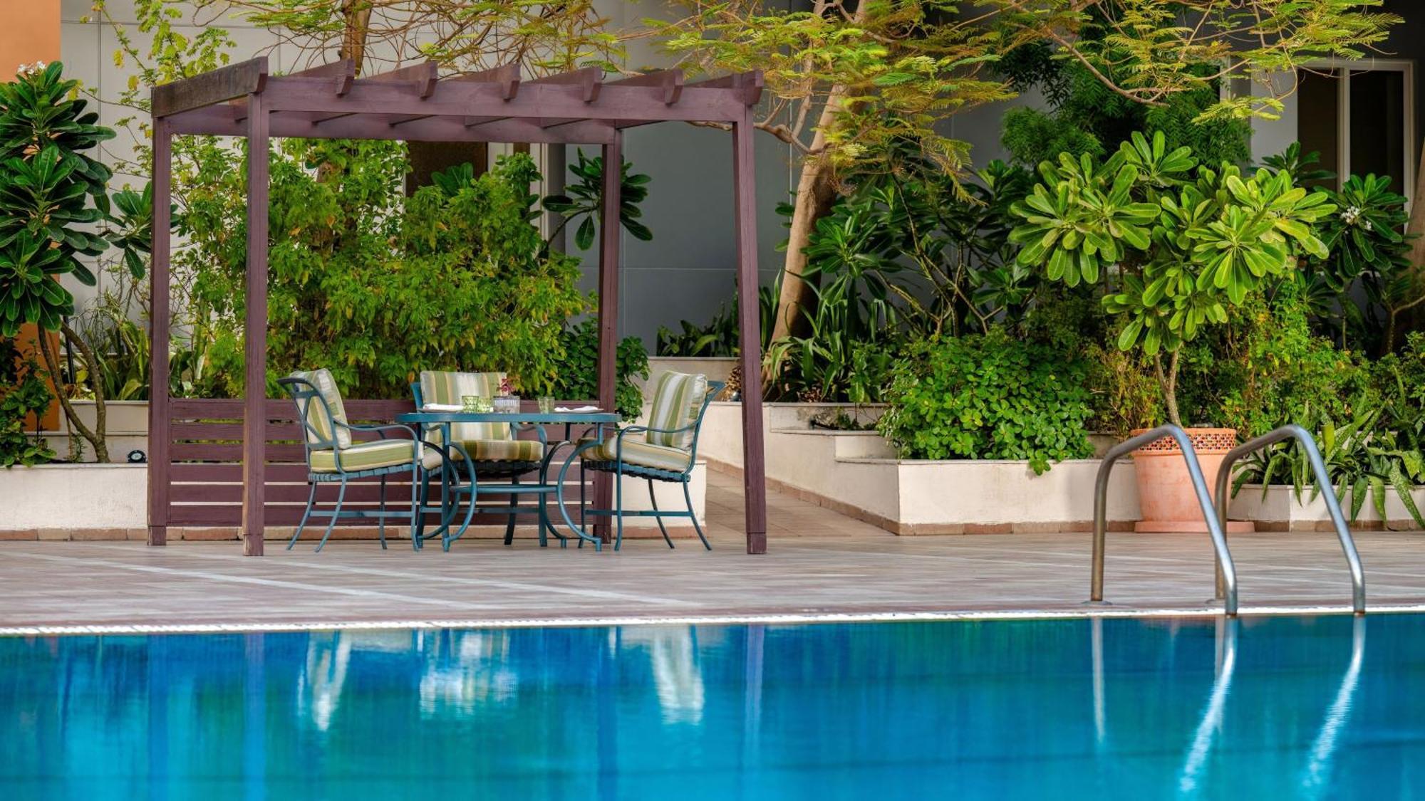 Carlton Al Moaibed Hotel Dammam Bagian luar foto The swimming pool at the hotel