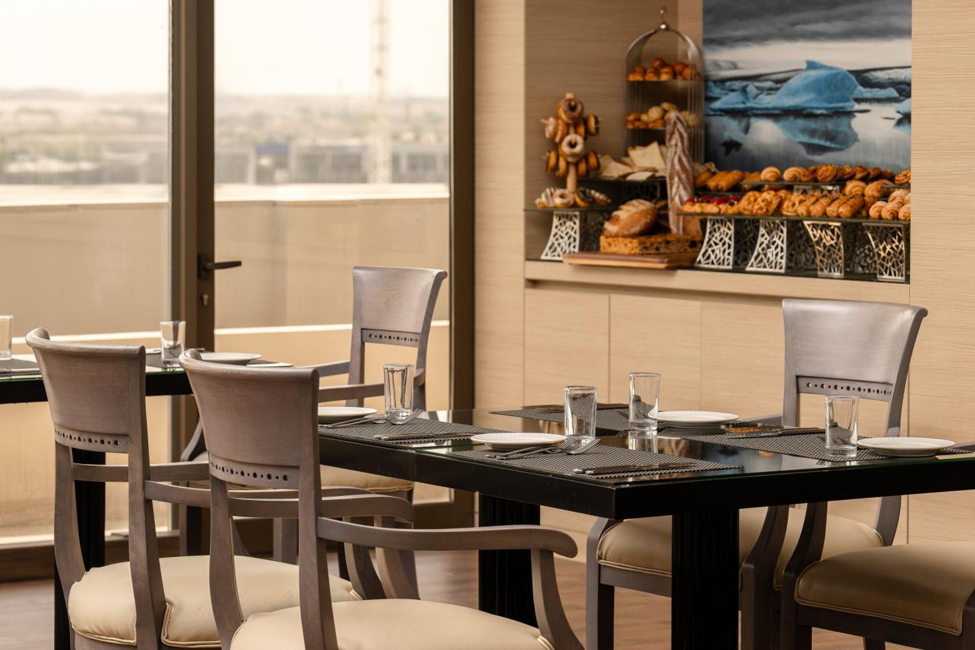 Carlton Al Moaibed Hotel Dammam Bagian luar foto The Club at the airport