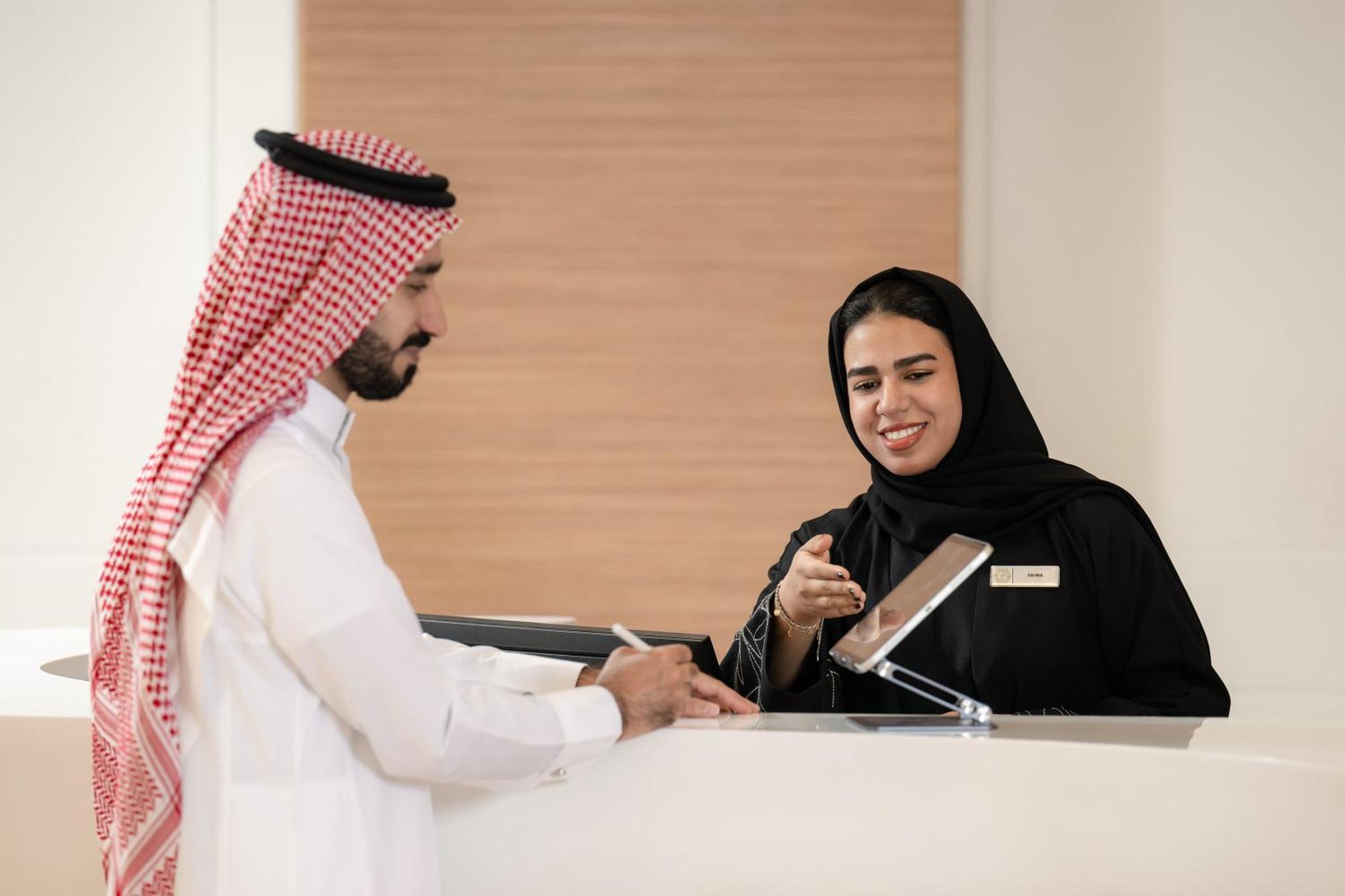 Carlton Al Moaibed Hotel Dammam Bagian luar foto A Saudi Arabian woman working at a hotel