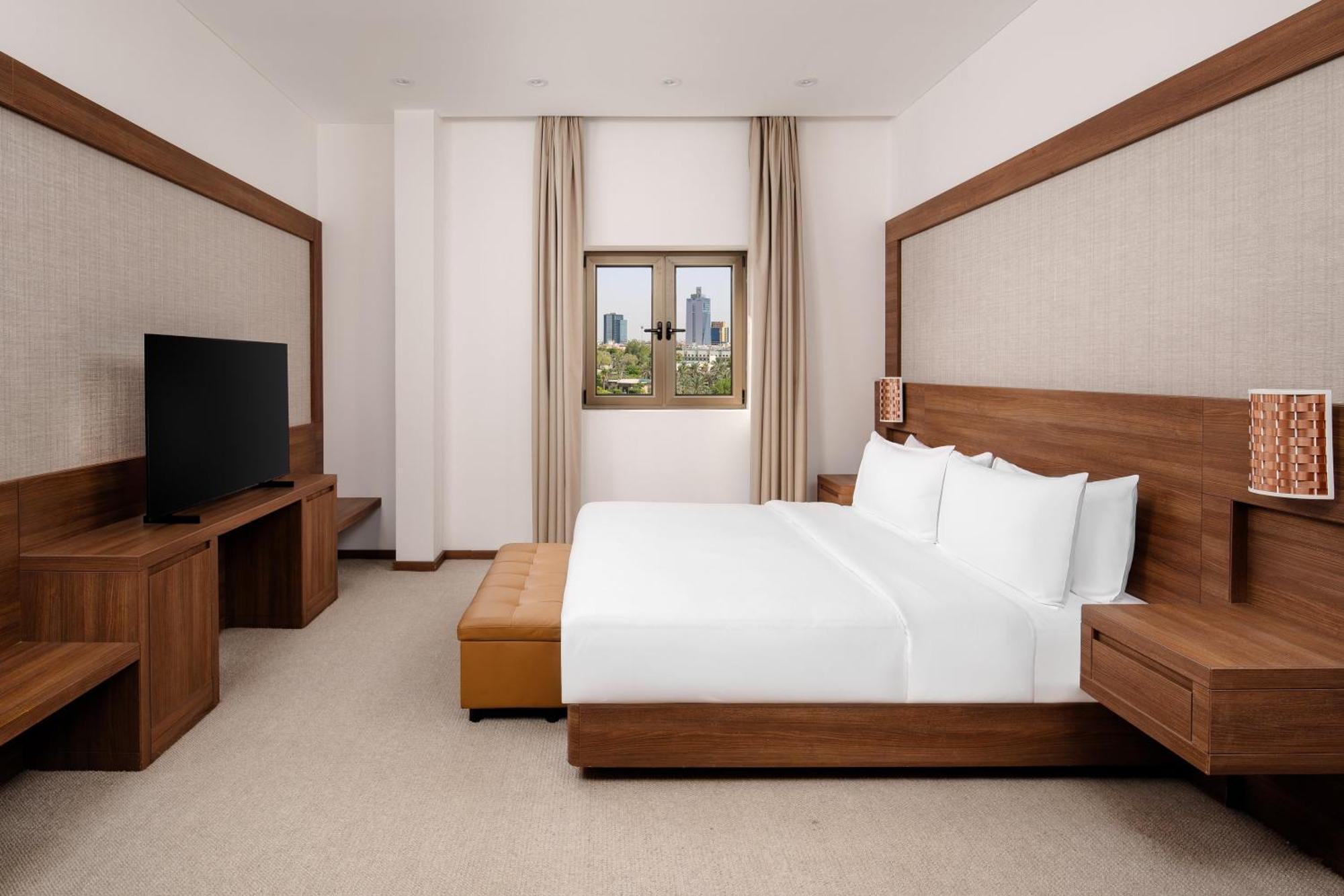 Carlton Al Moaibed Hotel Dammam Bagian luar foto A bedroom at the hotel
