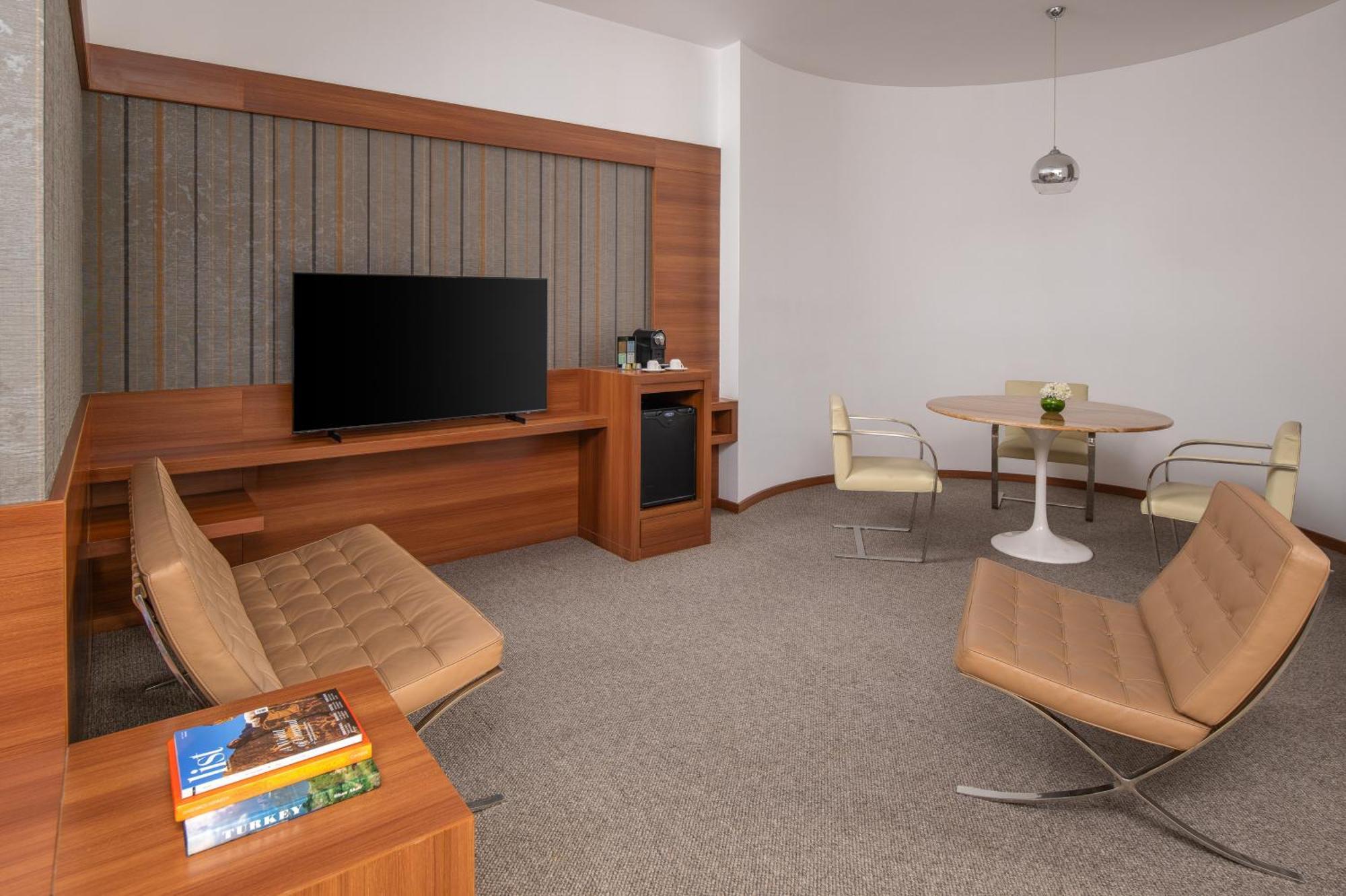 Carlton Al Moaibed Hotel Dammam Bagian luar foto A suite at the hotel