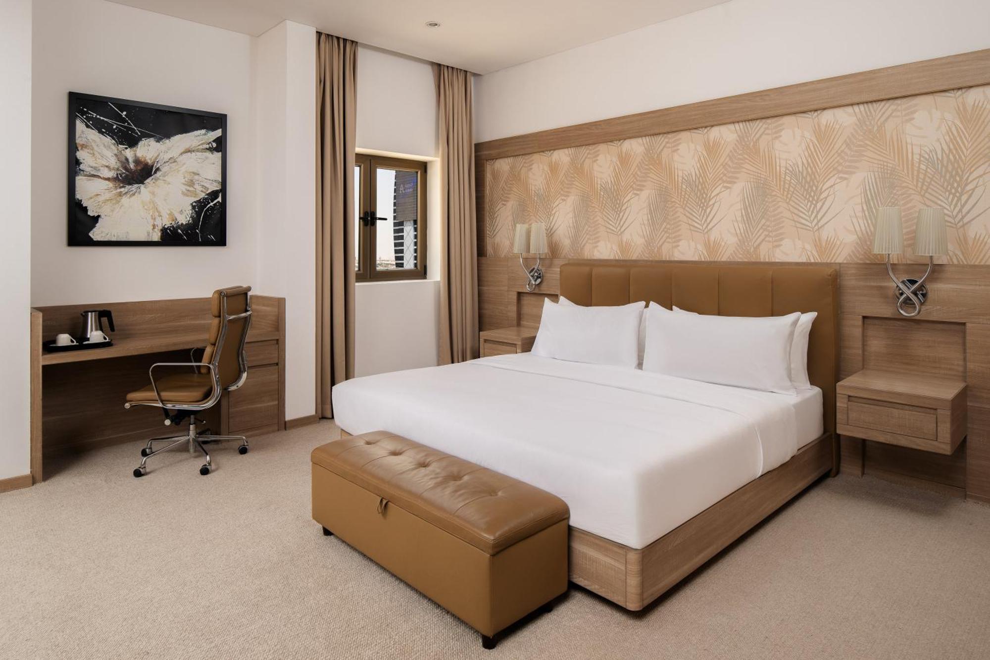 Carlton Al Moaibed Hotel Dammam Bagian luar foto A bedroom at the hotel