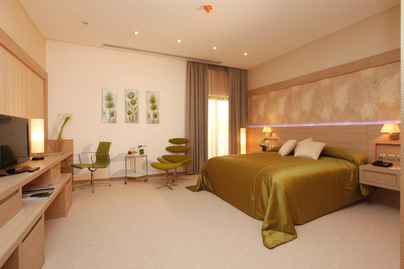 Carlton Al Moaibed Hotel Dammam Bagian luar foto A room at the hotel