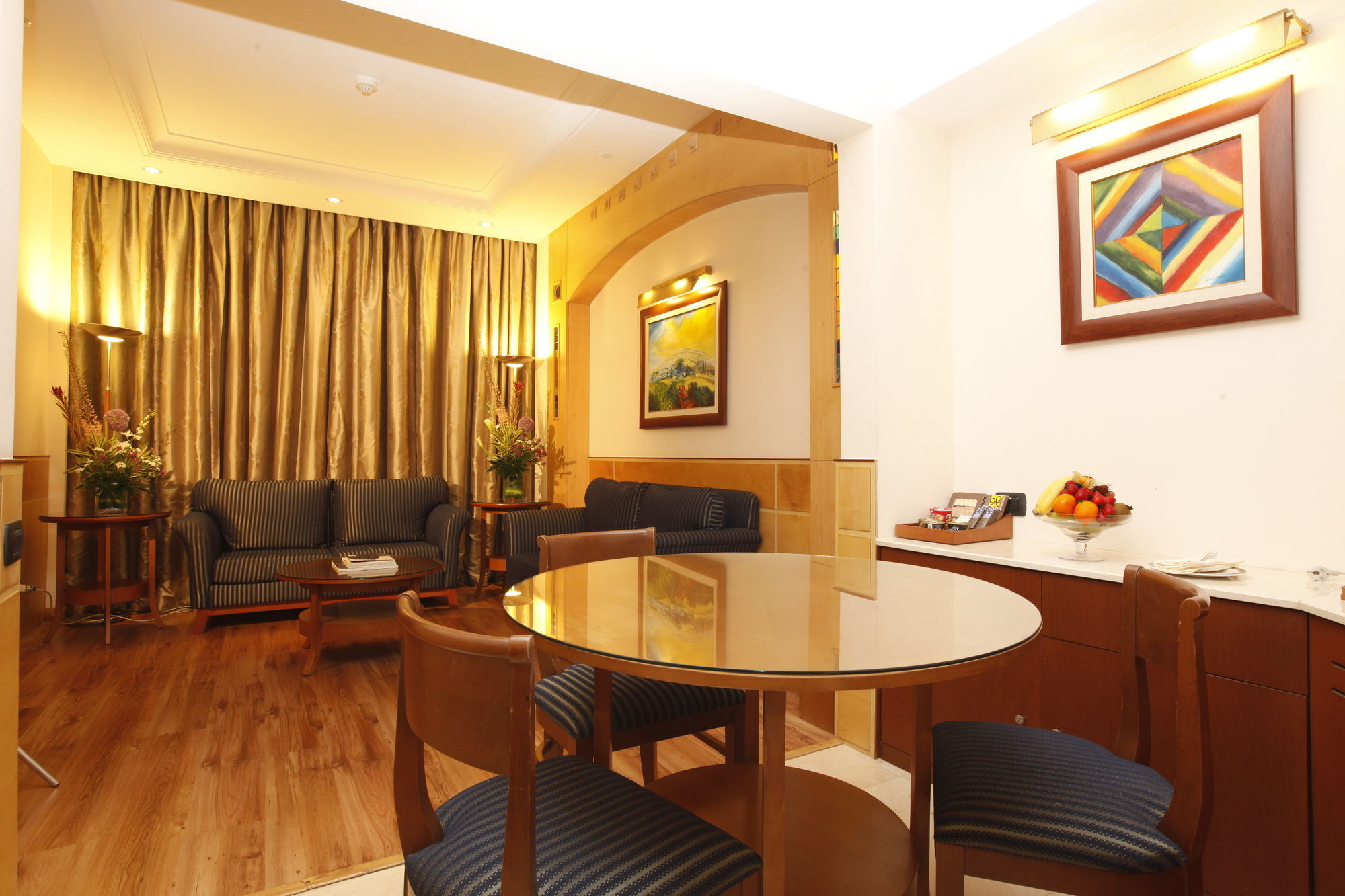 Carlton Al Moaibed Hotel Dammam Bagian luar foto A suite at the hotel